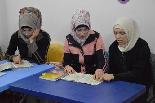 N&F zapewniają kobietom m.in. naukę na bardzo podstawowym poziomie tj. czytanie i pisanie / N&F provides basic education for women, like writing and reading