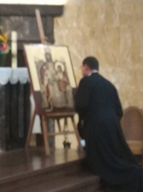 Wzruszający momen - arcybiskup G. Ryś modlący się przed jedną z kopii / Very touching moment - archbishop of Lodz Grzegorz Ryś is praying in front of the icons